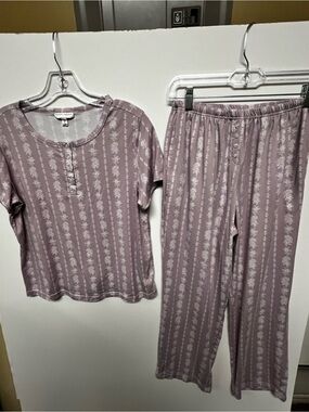 BERKSHIRE HOMEWEAR PETITE SMALL LIGHT LILAC AND WHITE PATTERNED 2 PC PJ SET.